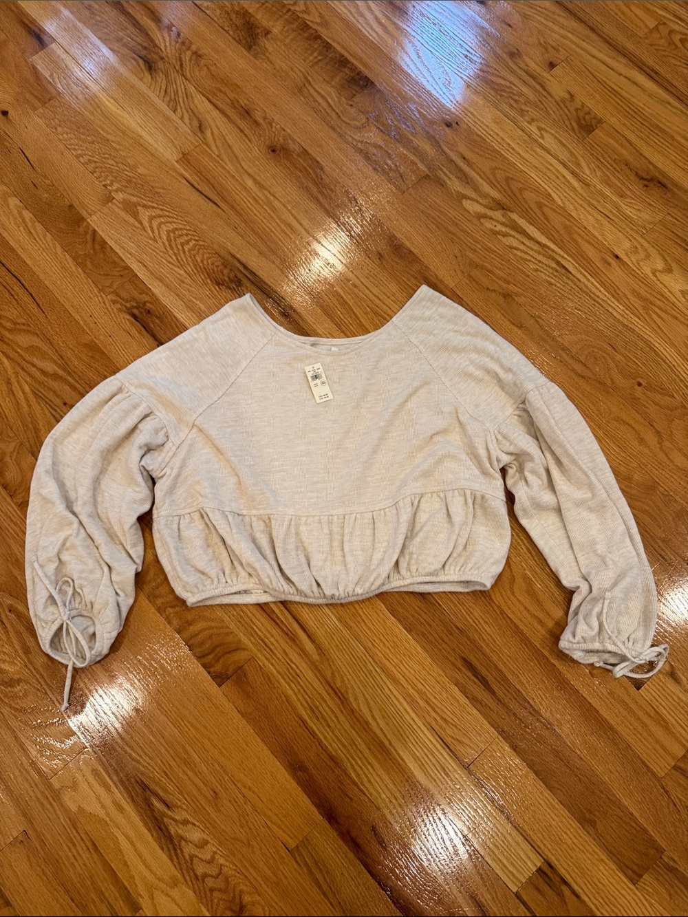 NWT Women’s Cream Crop LS Shirt with Bow Detail Sleeves